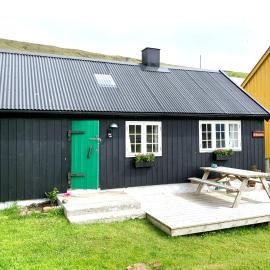 Charming old style shanty, hotel em Hvalba