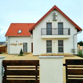 Székely-Lak Apartman Hegykő、ヘジクーのホテル