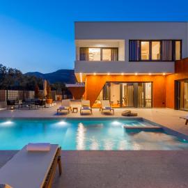 Villa SEVEN HEARTS with heated pool and basketball court near Split