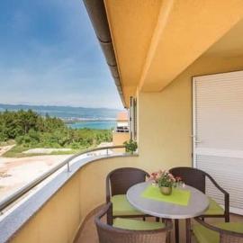 Family apartment Krk - Čižići 123, hotel in Čižići