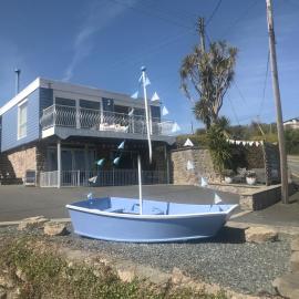 Barracuda, Beachside Apartment, готель у місті Бенллег