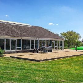 6 person holiday home on a holiday park in Hemmet