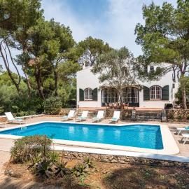 Villa Los Dragones by 3VILLAS, hotel in Son Parc