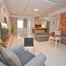 Potamos Deluxe White Apartment