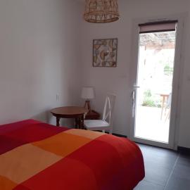 Chambre privée au coeur d'une pinède dans un quartier résidentiel, hotel in Lézignan-Corbières
