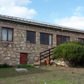 Cosy stone cottage: Stilbaai şehrinde bir otel