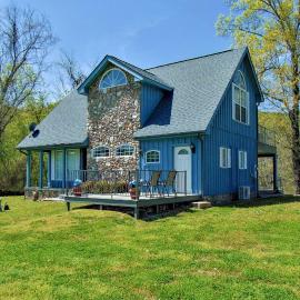 Ruby’s Landing Cottage w/ Deck & White River Views โรงแรมในเมลเบิร์น