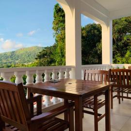 Oceanic View Apartments, Hotel in Beau Vallon