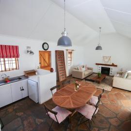 Waterfall Farm Self-Catering Cottages Citrusdal, хотел в Цитрусдал
