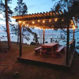Karineeme Holiday House، فندق في Mahu