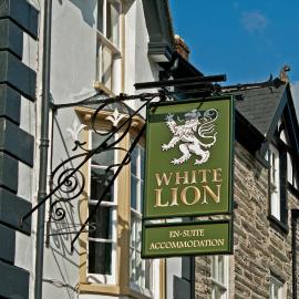 The White Lion Hotel, מלון במאכינלת'