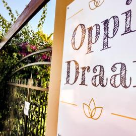 Oppi Draai Guesthouse، فندق في أوتشورن