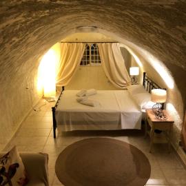 Kamares Cave House 3, Hotel in Yerolimin
