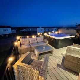 Eagles View - 2 bed hot tub lodge with free golf, NO BUGGY, hotell sihtkohas Swarland