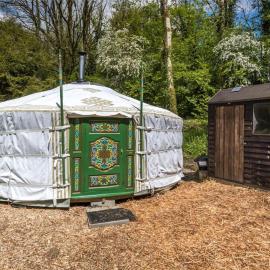 Pembrokeshire Yurts - Badger, hotel a Llanfyrnach