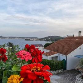 KN House with two apartments near sea, hotel in Rogoznica