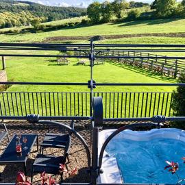 Cosy 2 bedroom apartment, terrace with Hot Tub 8am - 10pm plus private daily use of indoor pool and sauna 1 hour