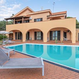 VILLA ELDA 6, Emma Villas、ロアーノのホテル