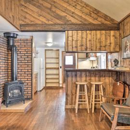 Cozy Log Cabin Escape In the Heart of Creede!, hotel di Creede