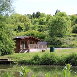 Viaduct Fishery Lodges, Hotel in Somerton