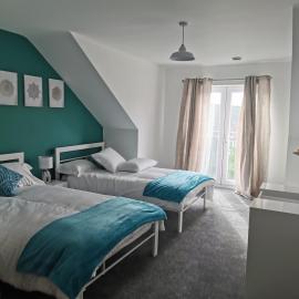 Spacious & modern 3 Bed Apartment + parking & central location, hotel v destinácii Wakefield
