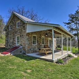 Patio & Fire Pit: Idyllic Cottage in Hellertown!