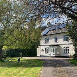 Ideally located Luxury Country Escape-The Lookout-with private garden dog friendly and private hot tub, hotel di Honiton