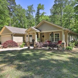Family-Friendly Home w/ Lake Oconee Access + Patio, hotell i Eatonton 