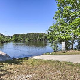 Family-Friendly Home w/ Lake Oconee Access + Patio, hotel a Eatonton 