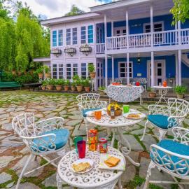 StayVista at Violet Hill with Bonfire, Gazebo & Hill View, hotel in Shimla