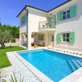Villa Luca with pool and jacuzzi，弗尔的飯店