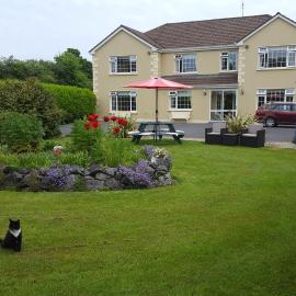Riverwalk House B&B, hotel em Oughterard