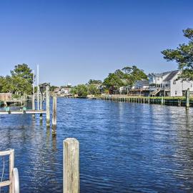 Private Boat Dock: Fun OBX Family Getaway w/ Deck, hotel in Kill Devil Hills