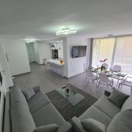 Modern 3 Bedroom Luxury Apartment in Torremolinos, hotel in Torremolinos