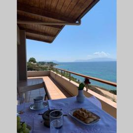 360º suite with endless views to the Ionian Sea, hotel din Mitikas