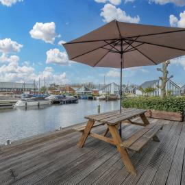 Meerzicht 70 - Vakantiehuis aan het water!, hotel em Uitgeest