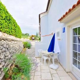 Charming apartment in Kampor with private garden - 28 m², khách sạn ở Kampor