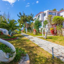 Galazia Akti Seaside Apartments، فندق في نيكيتي