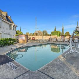 Motel 6-Fresno, CA - Belmont Ave, hotelli kohteessa Fresno