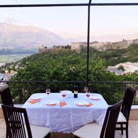 Inn Cloud Gjirokaster, hotel in Gjirokastër