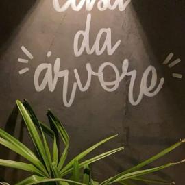 Casa da Árvore espaço Vila da Serra, hotel in Nova Lima