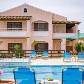 Nikos Pool House & Apartments، فندق في سيداري