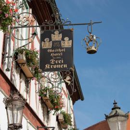 Hotel Zu den Drei Kronen, hotel v destinácii Seligenstadt