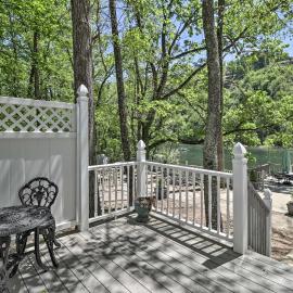 Trout Fishing Retreat on White River w/ Patio、Lakeviewのホテル