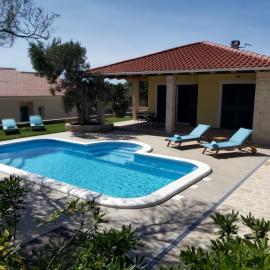 Villa Paula Jakišnica with heated pool, hotel sa Lun