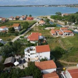Studio Apartment in Nin with Terrace, Air Conditioning, Wi-Fi (233-2), hotelli kohteessa Nin