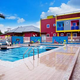 Kikis Court Resort, hotel di Hohoe