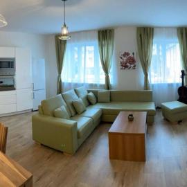 Newly renovated 2 rooms apartment downtown Nitra, hotel in Nitra