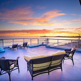 Luxury Beachfront Penthouse Walk to the Beach Restaurants Entertainment, hotel in Half Moon Bay