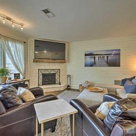 Modern Townhome w/ Patio, Next Door to Resort, hotel en Horseshoe Bay